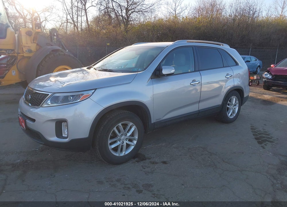 2015 KIA SORENTO LX VIN: 5XYKTCA68FG560937