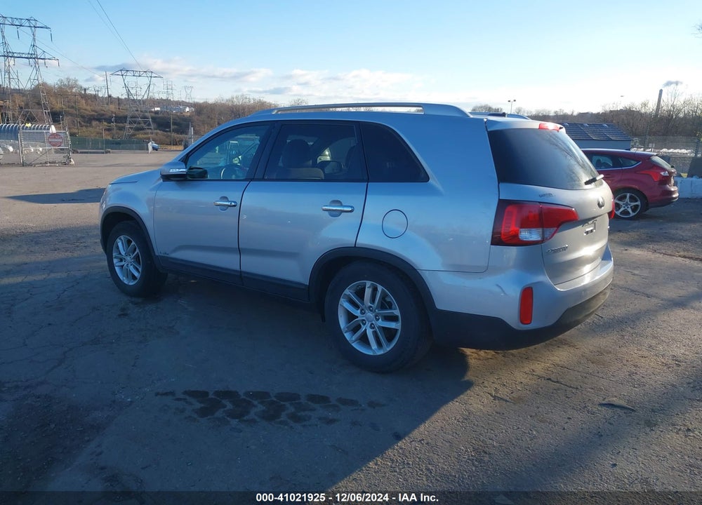 2015 KIA SORENTO LX VIN: 5XYKTCA68FG560937