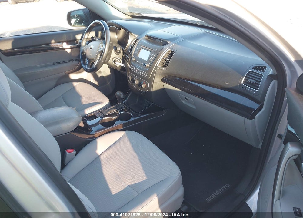 2015 KIA SORENTO LX VIN: 5XYKTCA68FG560937