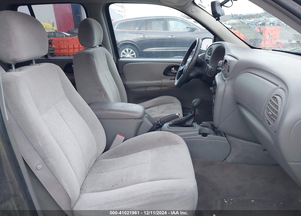 2005 CHEVROLET TRAILBLAZER LS VIN: 1GNDT13S852230156