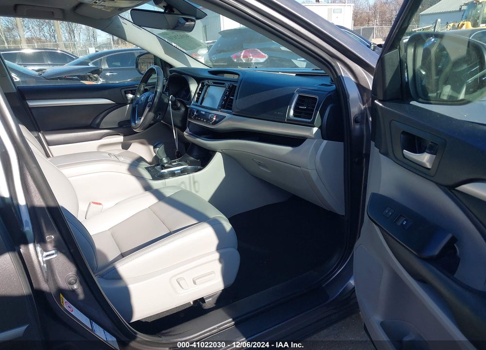2019 TOYOTA HIGHLANDER XLE VIN: 5TDJZRFH8KS921815
