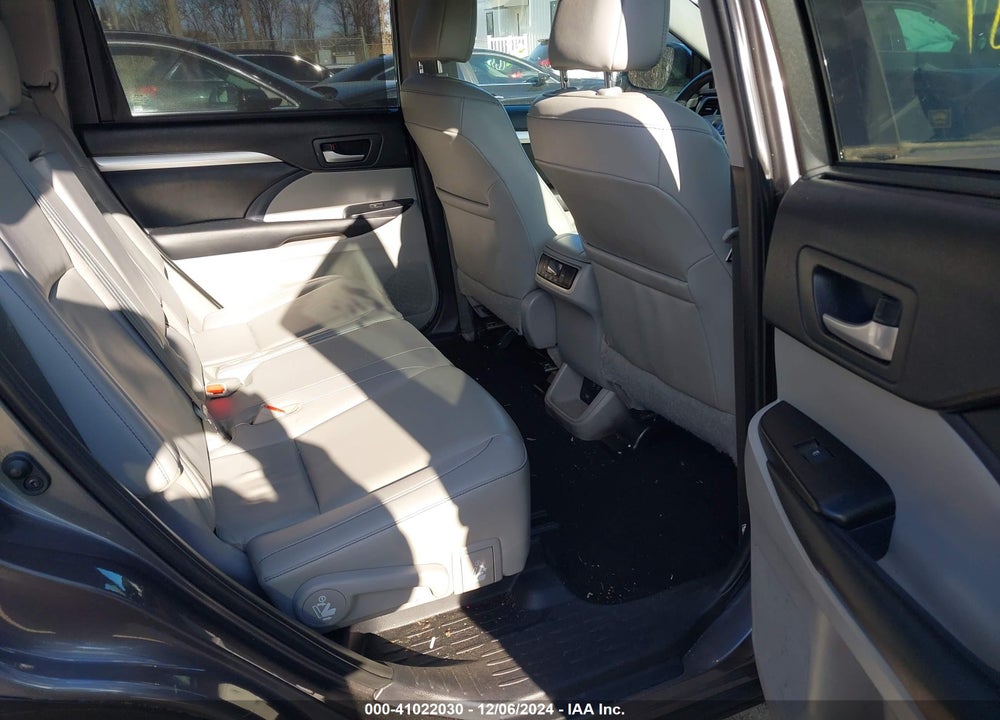 2019 TOYOTA HIGHLANDER XLE VIN: 5TDJZRFH8KS921815