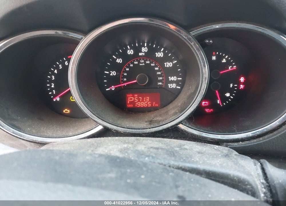 2011 KIA SORENTO LX VIN: 5XYKTDA11BG002917