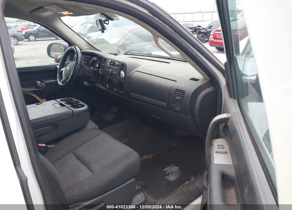 2013 CHEVROLET SILVERADO 1500 LT VIN: 1GCRCSE05DZ276825