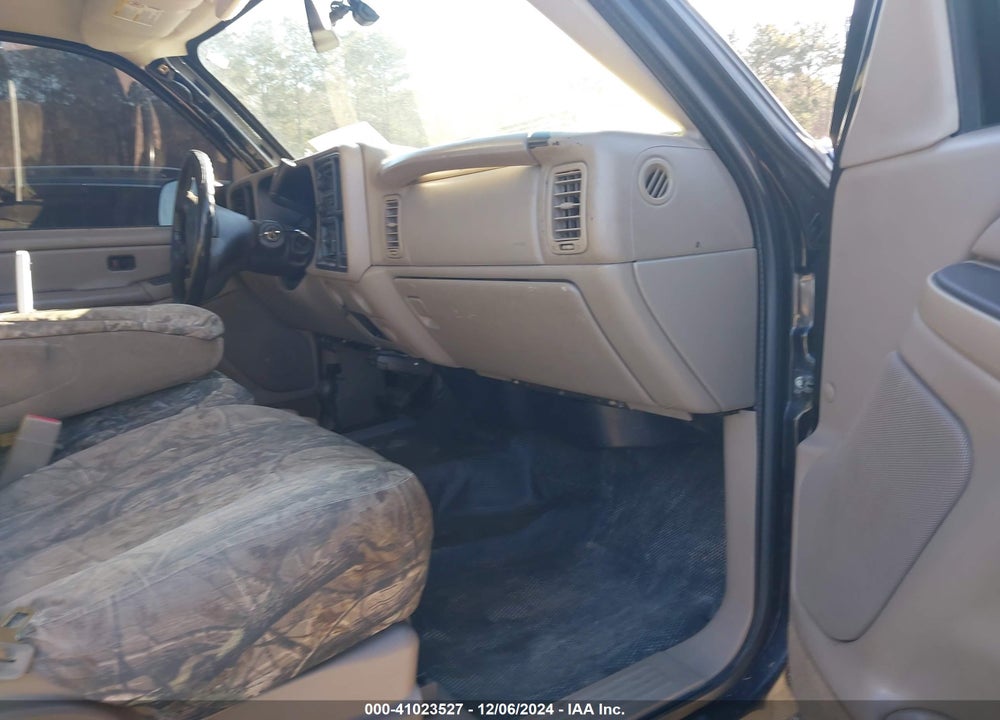 2005 GMC SIERRA 2500HD SLE VIN: 1GTHK23U05F813902