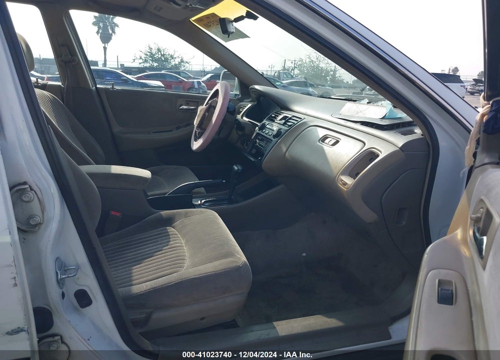 1998 HONDA ACCORD SDN LX VIN: 1HGCG5640WA266137