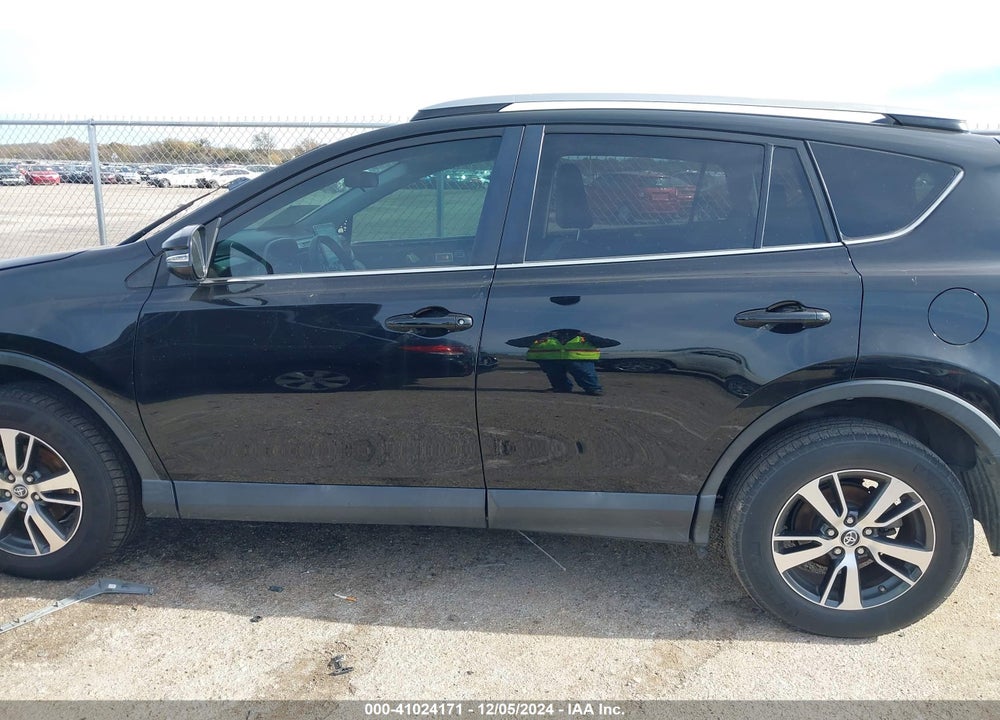 2018 TOYOTA RAV4 XLE VIN: 2T3WFREV8JW503788