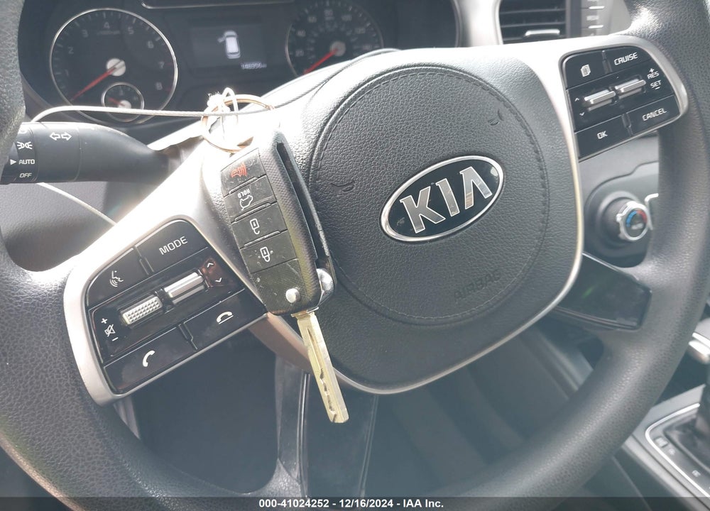 2019 KIA SORENTO 3.3L LX VIN: 5XYPGDA52KG488358