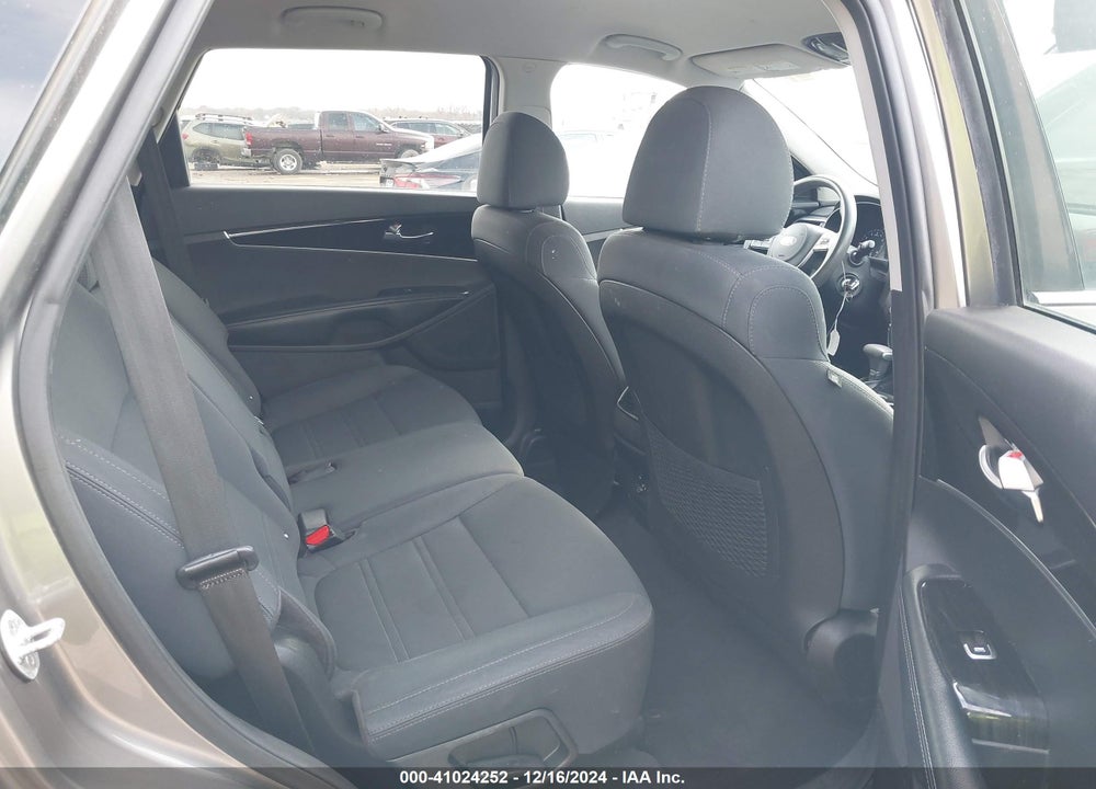 2019 KIA SORENTO 3.3L LX VIN: 5XYPGDA52KG488358