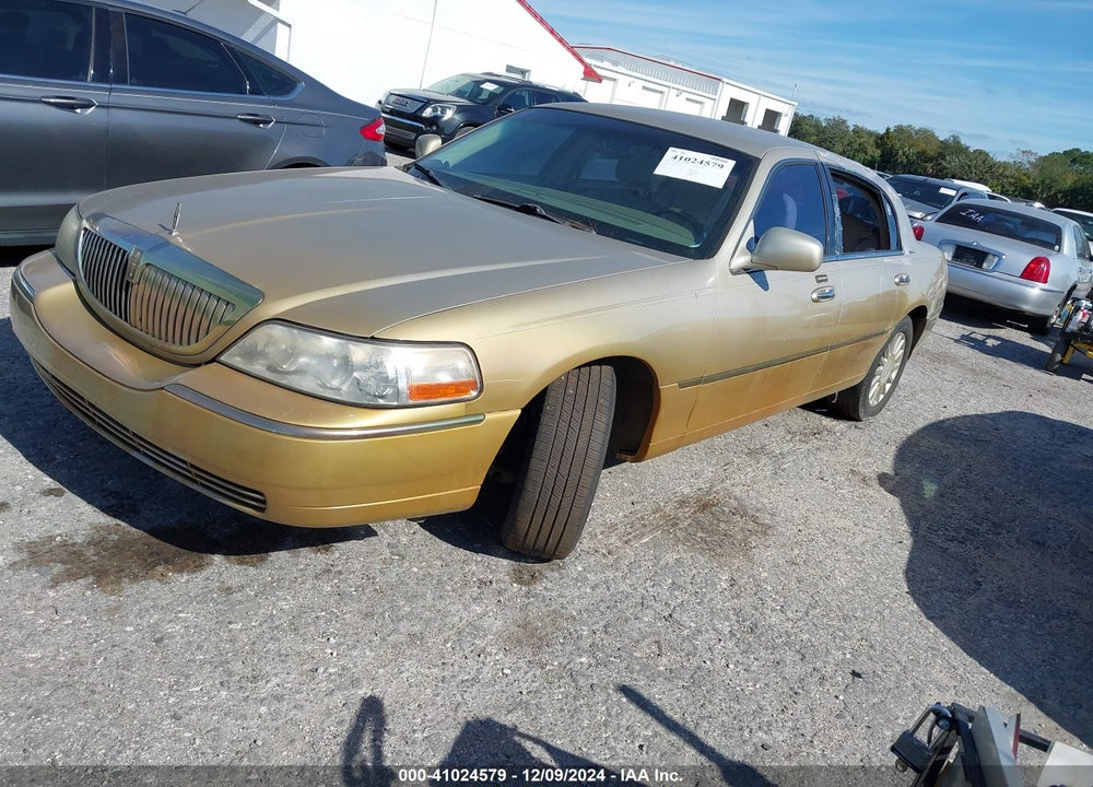 2005 LINCOLN TOWN CAR SIGNATURE VIN: 1LNHM81W15Y605657