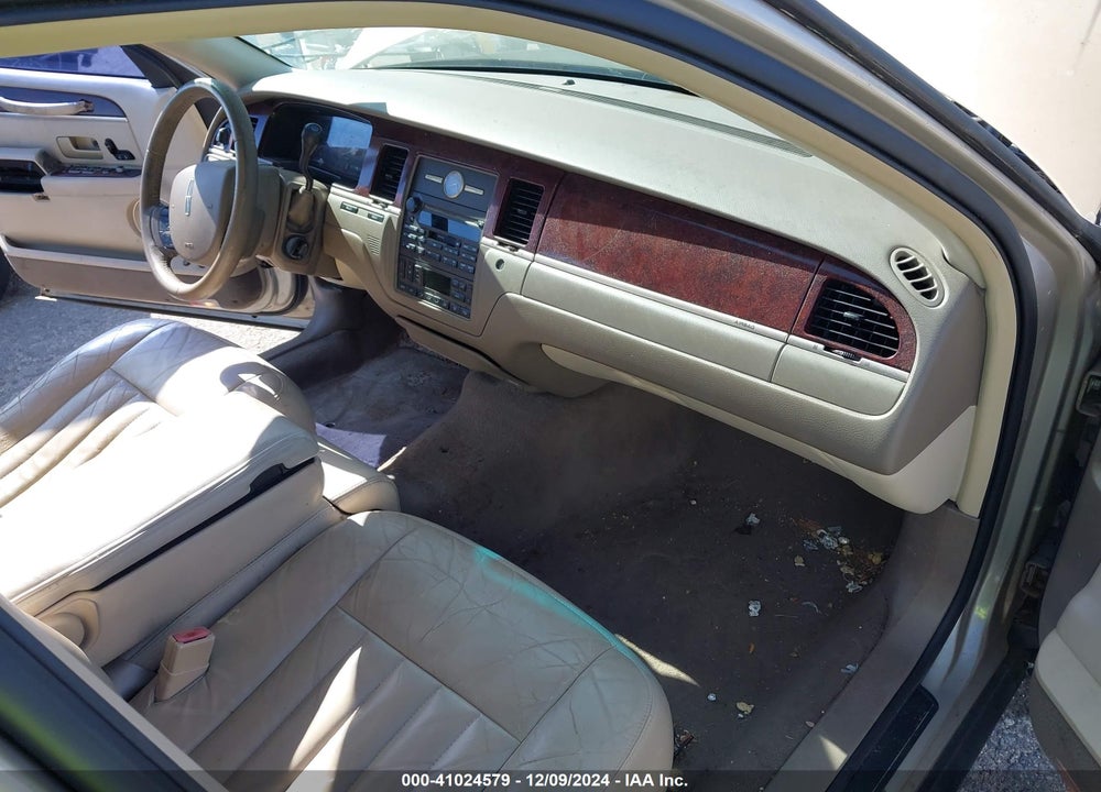 2005 LINCOLN TOWN CAR SIGNATURE VIN: 1LNHM81W15Y605657