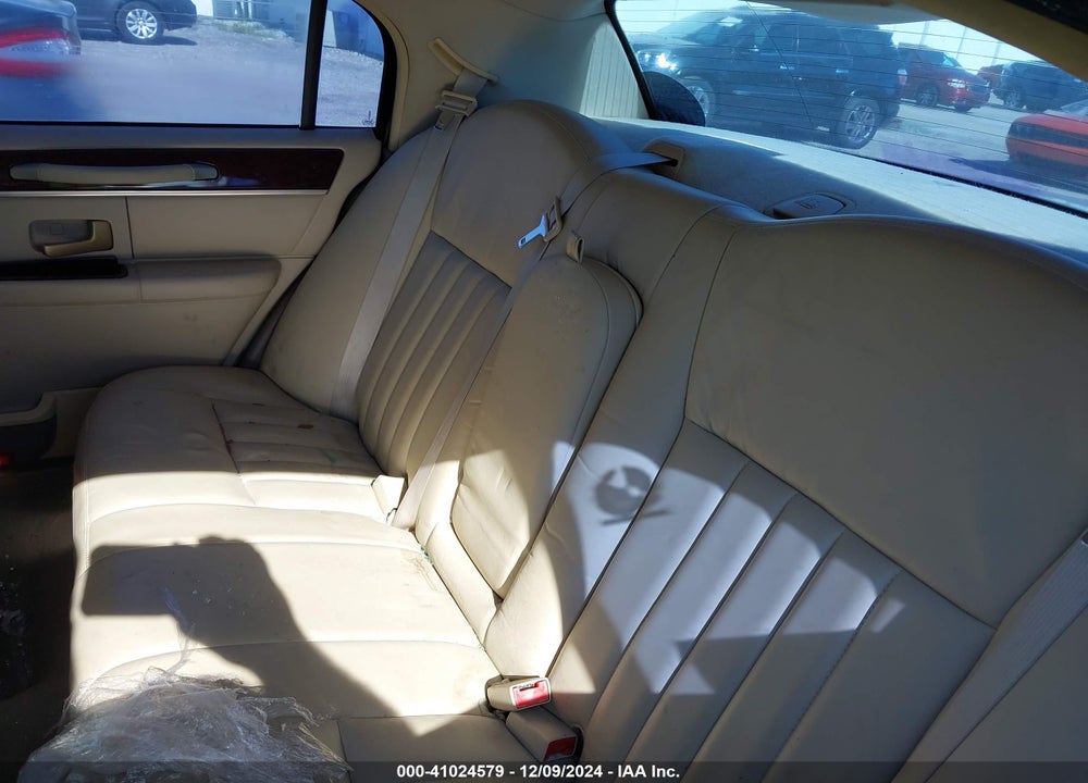 2005 LINCOLN TOWN CAR SIGNATURE VIN: 1LNHM81W15Y605657
