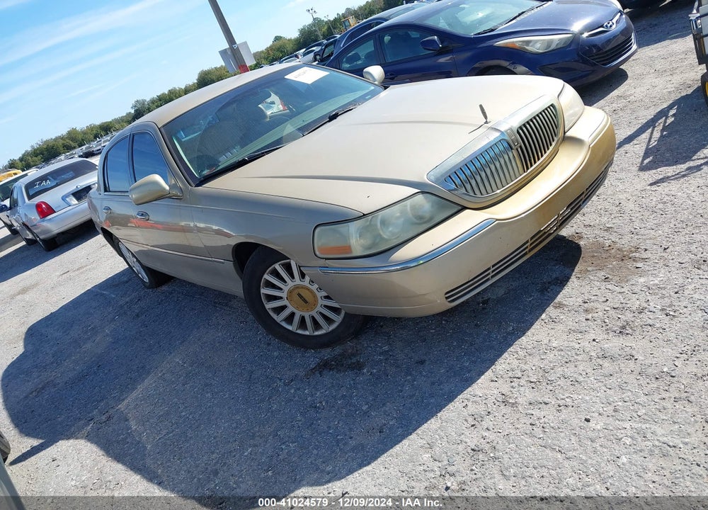 2005 LINCOLN TOWN CAR SIGNATURE VIN: 1LNHM81W15Y605657