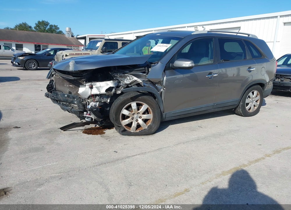 2013 KIA SORENTO LX VIN: 5XYKT3A60DG415601