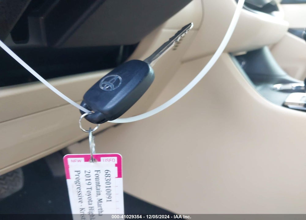 2019 TOYOTA HIGHLANDER LE PLUS VIN: 5TDZZRFH8KS352337