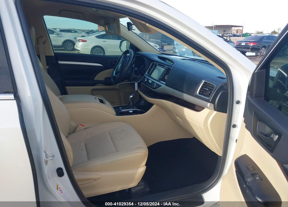 2019 TOYOTA HIGHLANDER LE PLUS VIN: 5TDZZRFH8KS352337