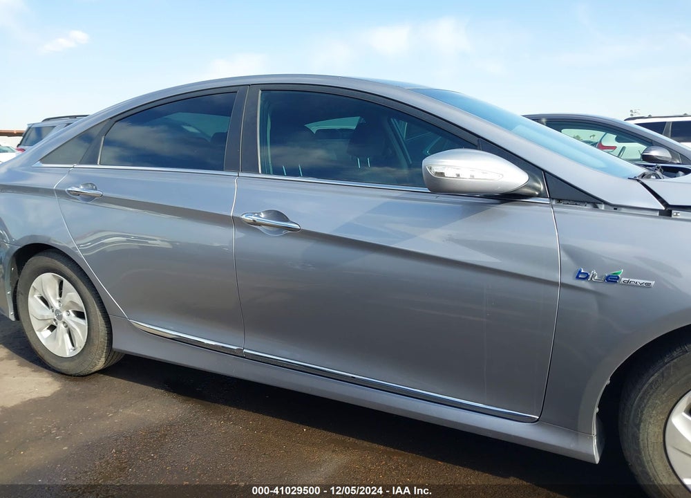 2015 HYUNDAI SONATA HYBRID VIN: KMHEC4A40FA130980