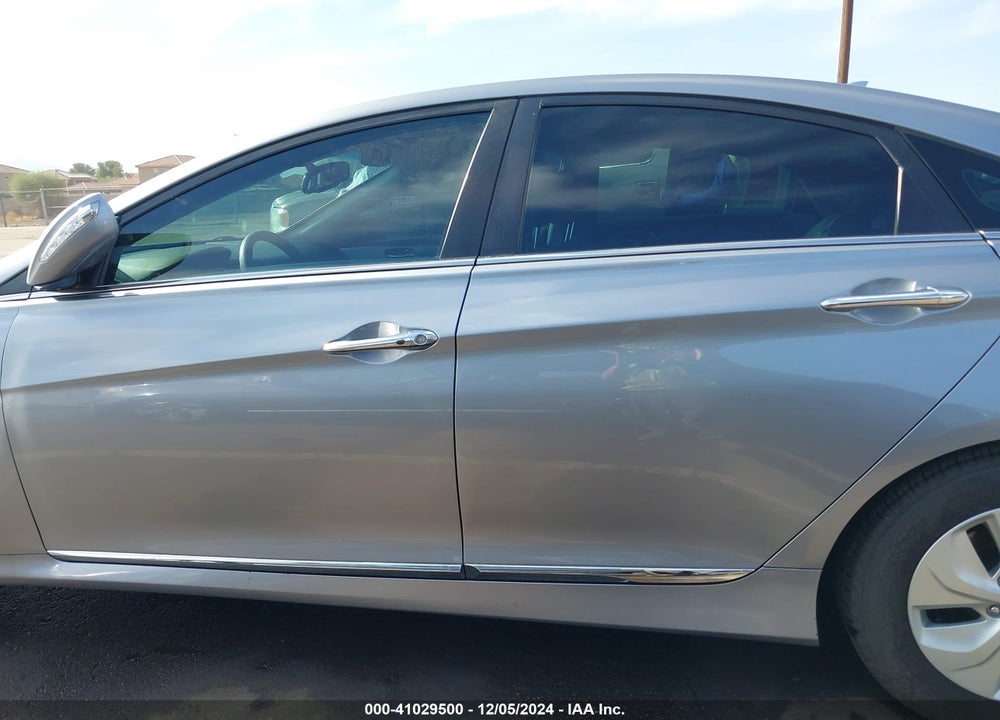 2015 HYUNDAI SONATA HYBRID VIN: KMHEC4A40FA130980