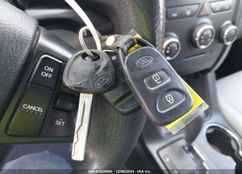 2012 KIA SORENTO LX VIN: 5XYKTCA69CG292489
