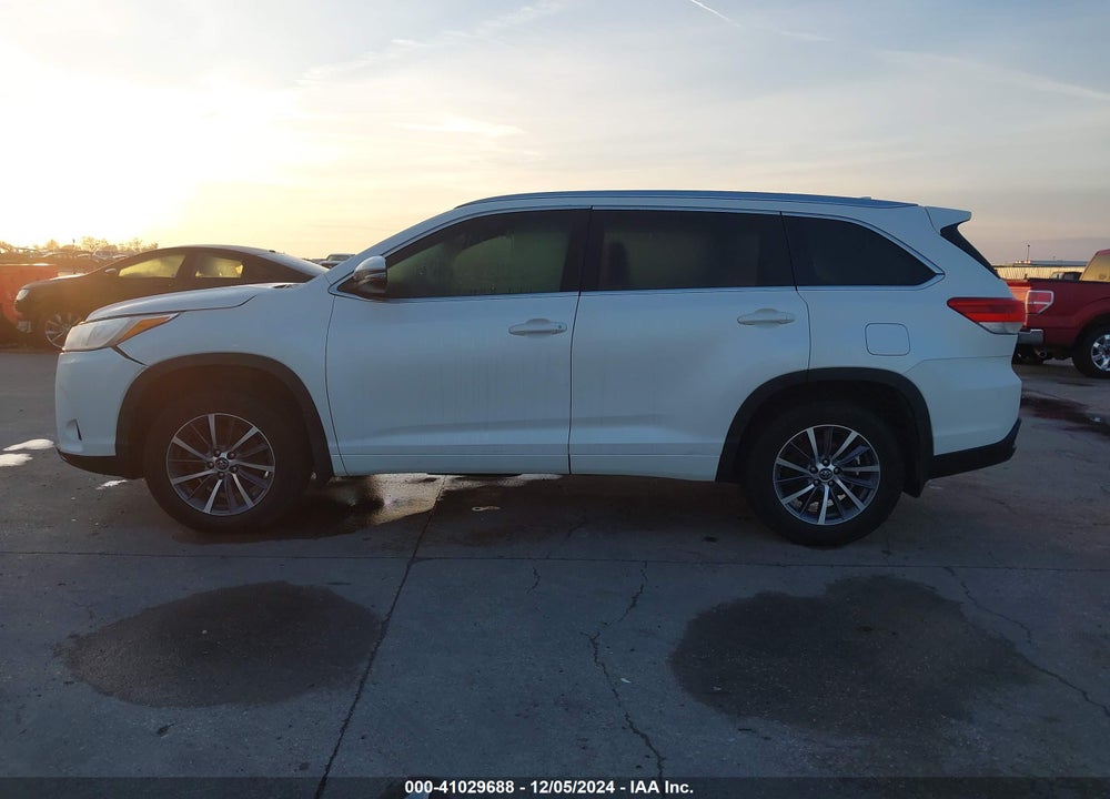 2017 TOYOTA HIGHLANDER XLE VIN: 5TDJZRFH8HS367247