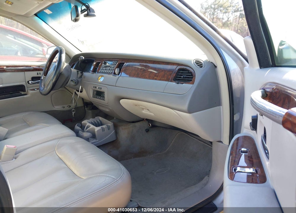 2001 LINCOLN TOWN CAR CARTIER VIN: 1LNHM83W51Y658630