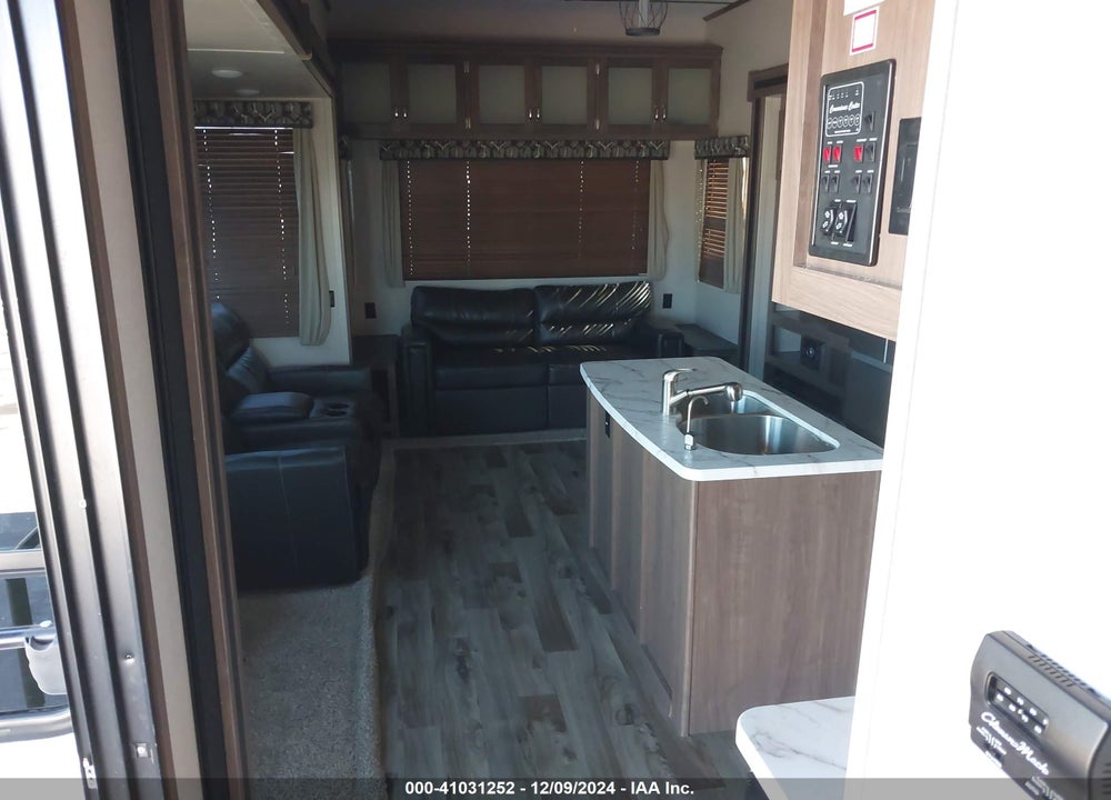 2019 KEYSTONE OTHER VIN: 4YDT39F25KW260523