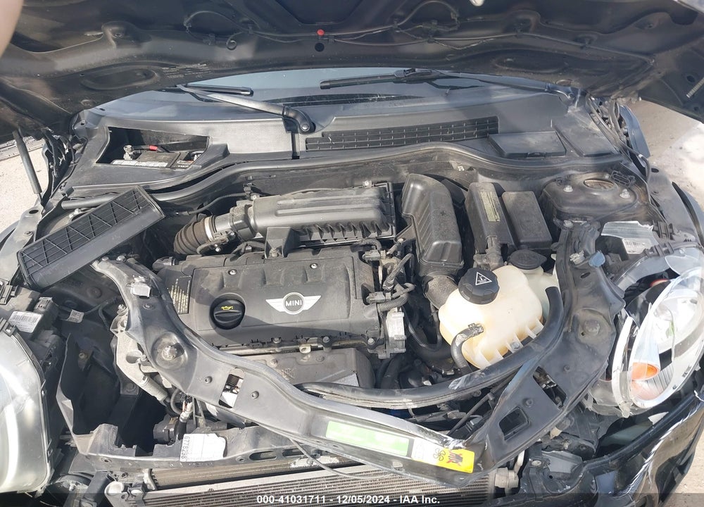2011 MINI COOPER VIN: WMWSU3C55BT096938