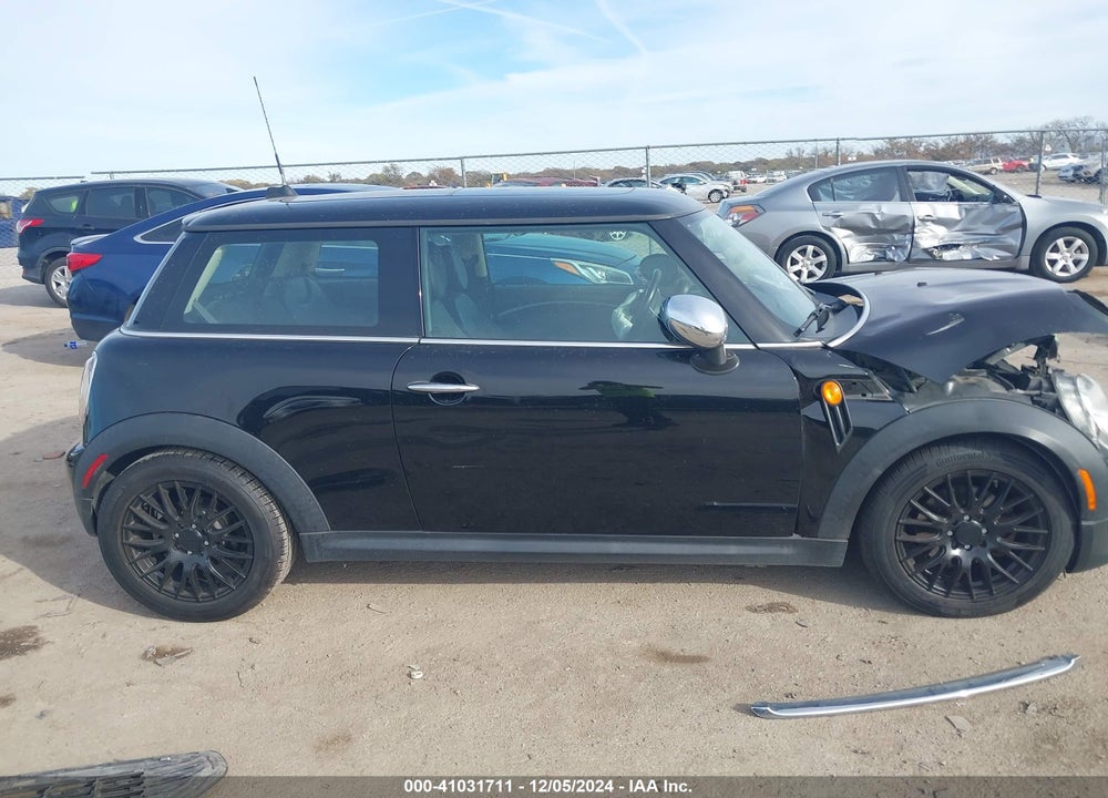 2011 MINI COOPER VIN: WMWSU3C55BT096938