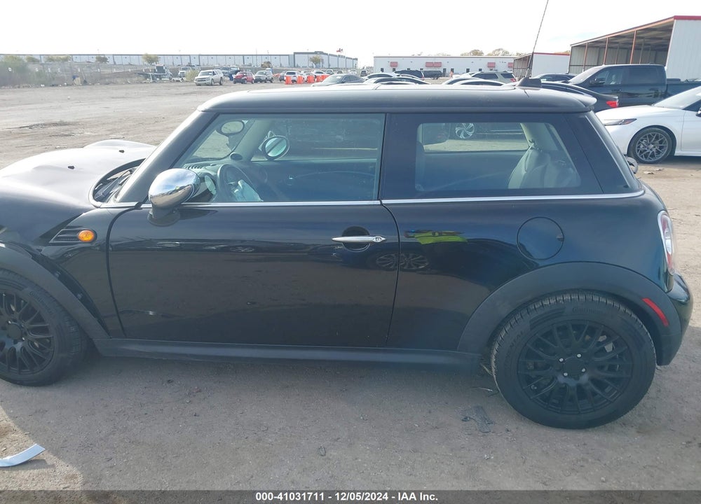 2011 MINI COOPER VIN: WMWSU3C55BT096938