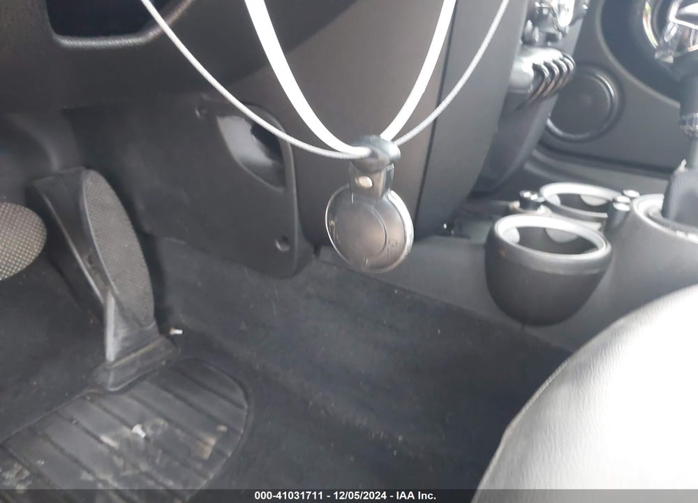 2011 MINI COOPER VIN: WMWSU3C55BT096938