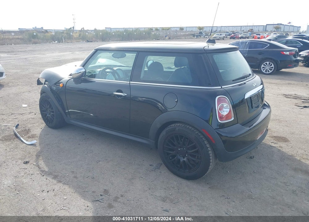 2011 MINI COOPER VIN: WMWSU3C55BT096938