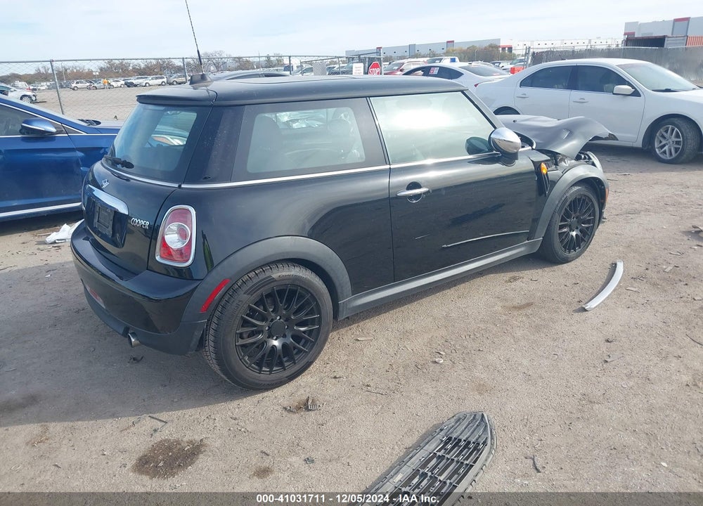 2011 MINI COOPER VIN: WMWSU3C55BT096938
