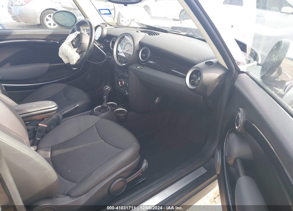 2011 MINI COOPER VIN: WMWSU3C55BT096938