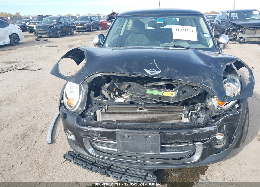 2011 MINI COOPER VIN: WMWSU3C55BT096938
