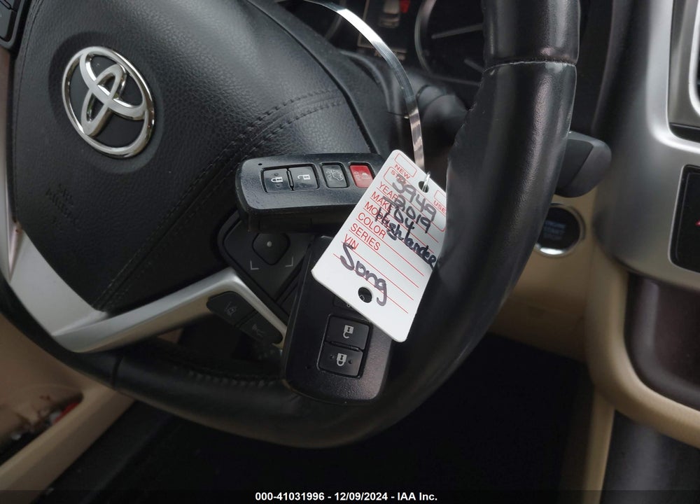 2019 TOYOTA HIGHLANDER XLE VIN: 5TDKZRFH9KS566223