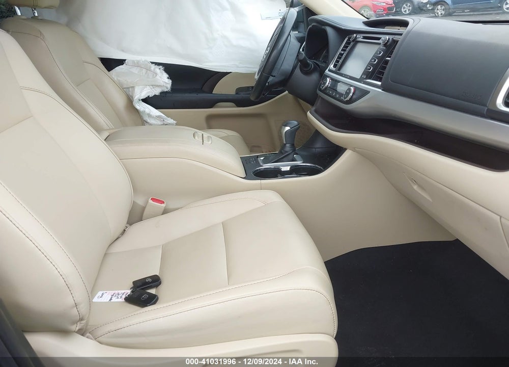 2019 TOYOTA HIGHLANDER XLE VIN: 5TDKZRFH9KS566223
