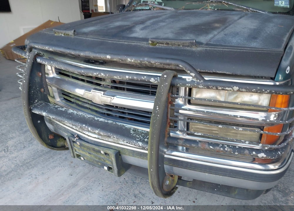 1998 CHEVROLET TAHOE LS VIN: 1GNEK13RXWJ300834
