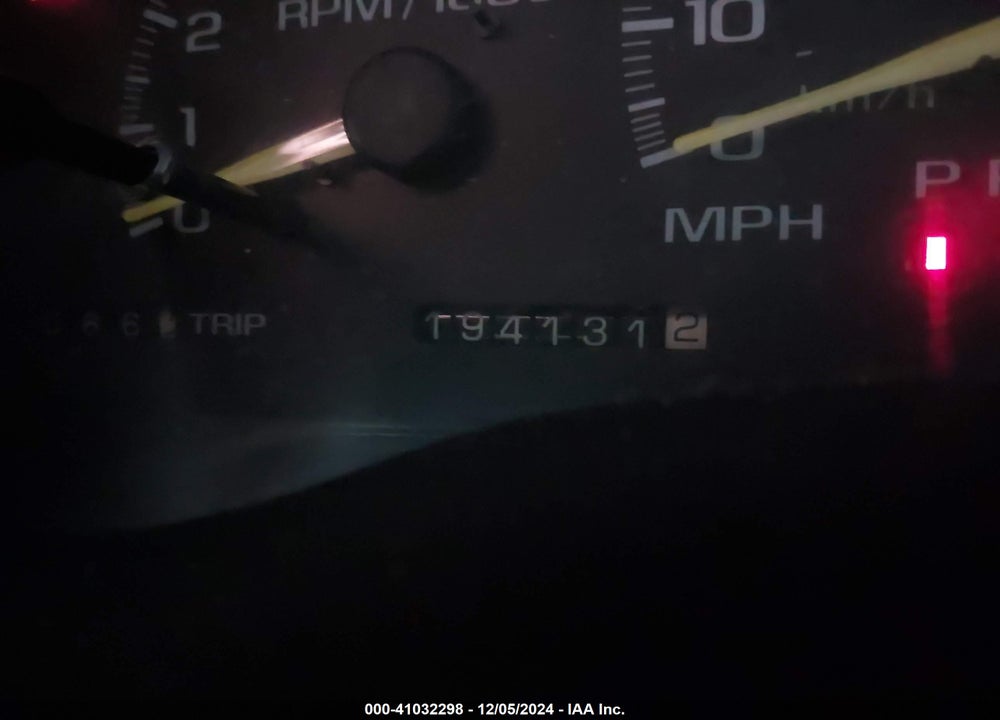 1998 CHEVROLET TAHOE LS VIN: 1GNEK13RXWJ300834