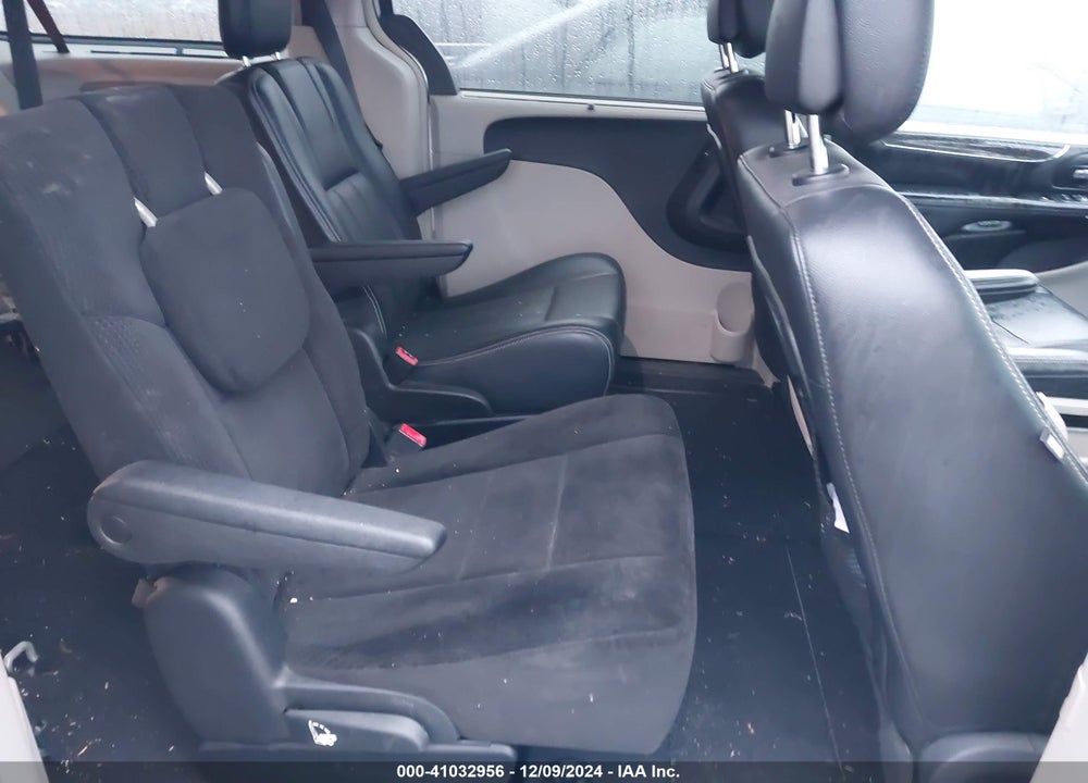 2011 CHRYSLER TOWN & COUNTRY TOURING-L VIN: 2A4RR8DG0BR760130
