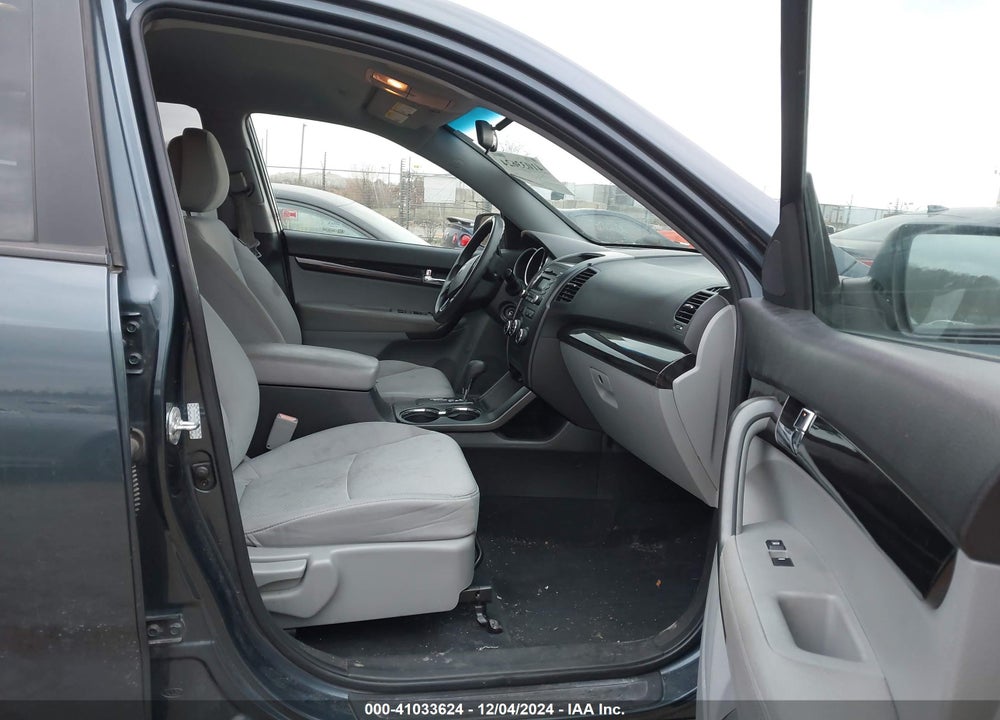 2011 KIA SORENTO LX VIN: 5XYKTCA10BG056414