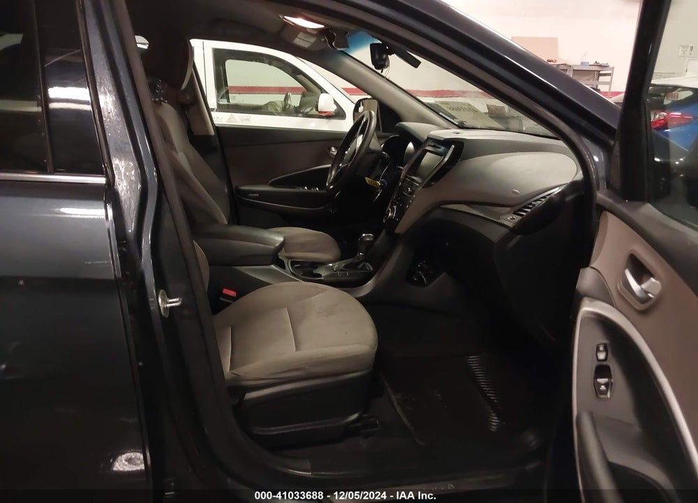 2017 HYUNDAI SANTA FE SE VIN: KM8SMDHF8HU196167