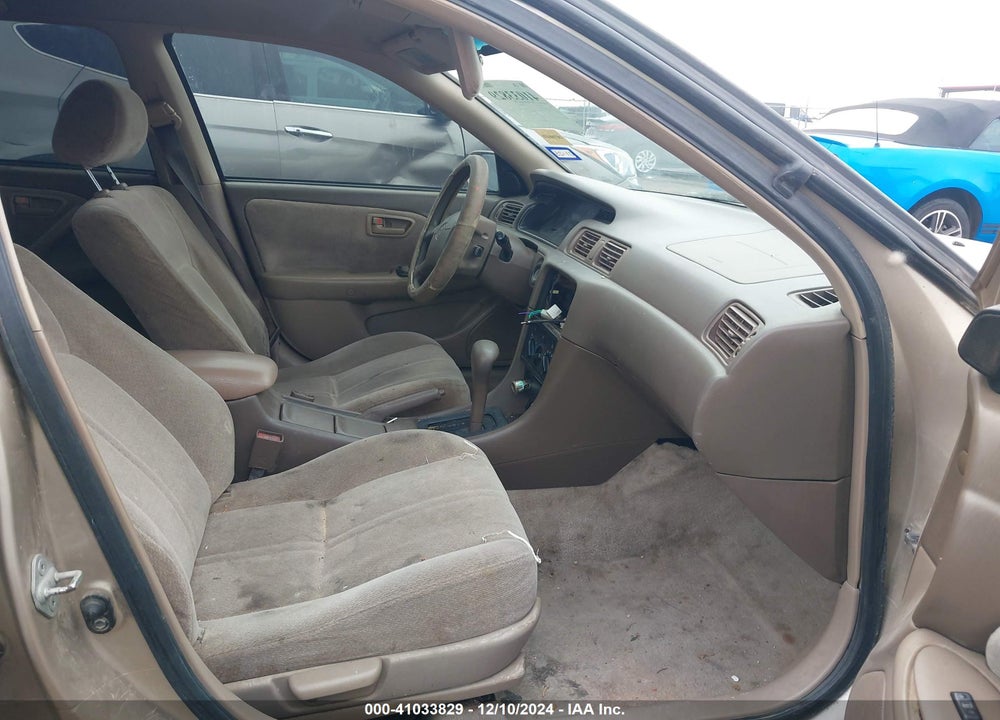 2000 TOYOTA CAMRY LE VIN: JT2BG22K0Y0403088