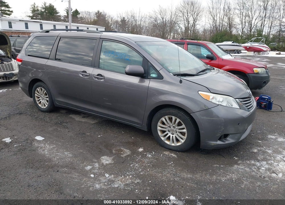 2014 TOYOTA SIENNA XLE V6 8 PASSENGER VIN: 5TDYK3DC6ES502583