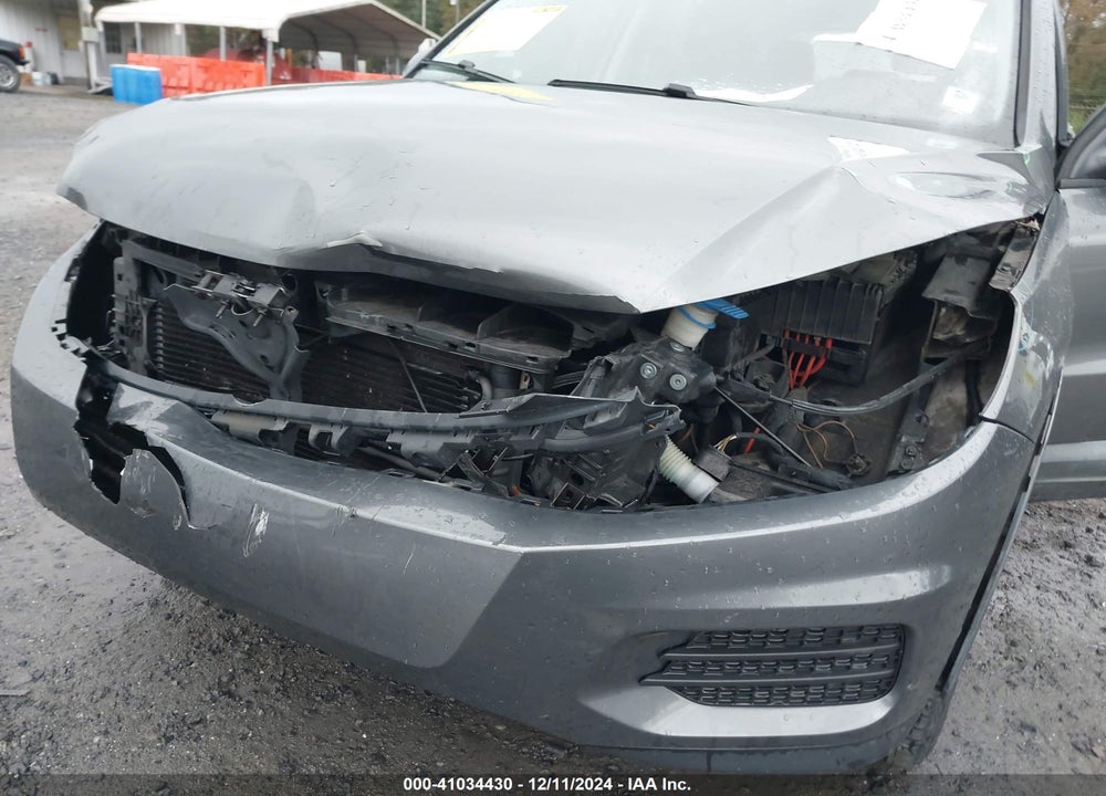 2016 VOLKSWAGEN TIGUAN S VIN: WVGBV7AX2GW569398