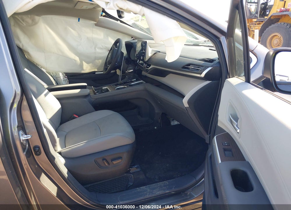 2024 TOYOTA SIENNA XLE VIN: 5TDYRKECXRS189502