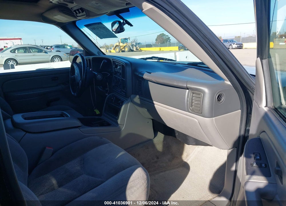 2005 CHEVROLET TAHOE LS VIN: 1GNEC13T35J208407