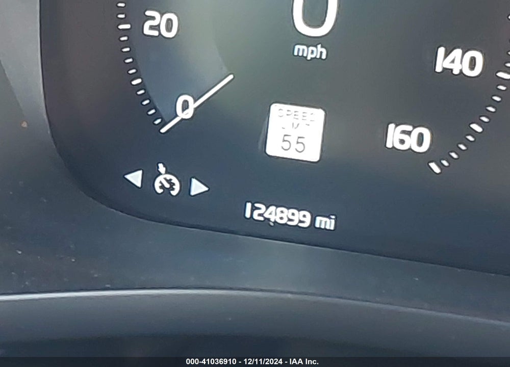 2018 VOLVO XC60 T5 MOMENTUM VIN: LYV102RK6JB106557