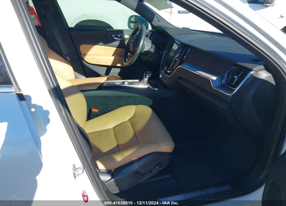 2018 VOLVO XC60 T5 MOMENTUM VIN: LYV102RK6JB106557