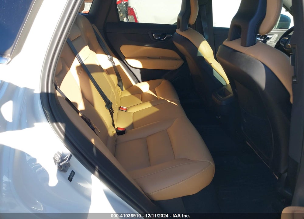 2018 VOLVO XC60 T5 MOMENTUM VIN: LYV102RK6JB106557