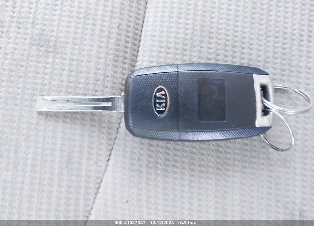 2014 KIA SORENTO LX VIN: 5XYKTCA63EG505178